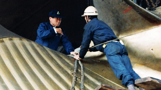조선소 건설 현장을 확인하는 고 정주영(왼쪽) 선대회장. 현대차그룹 제공
